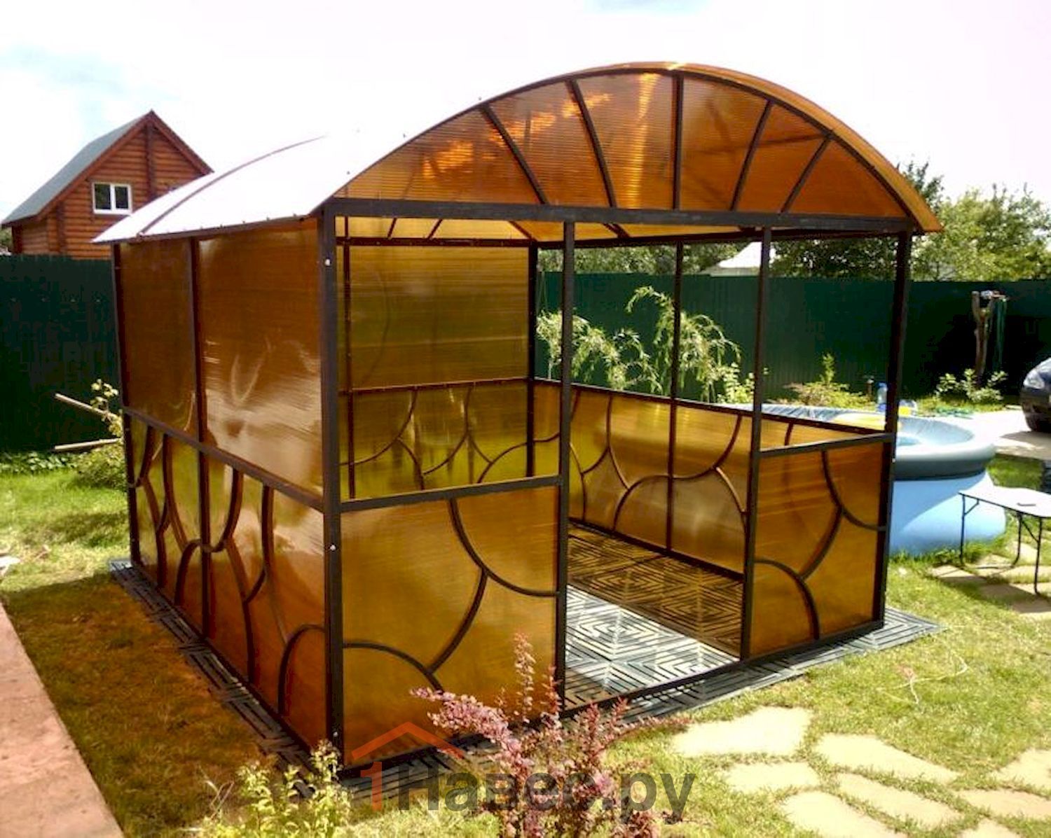 Беседка из поликарбоната с закрытыми элементами